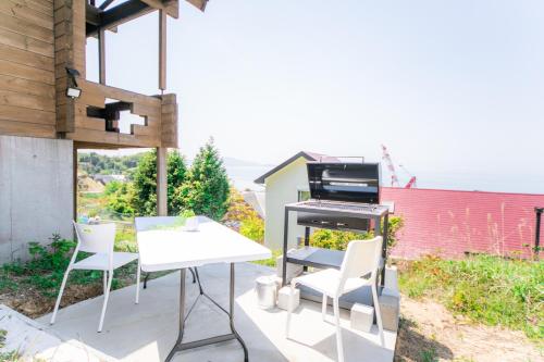 Un balcón o terraza en Awaji Seaside Log house in Goshiki