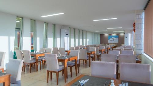 Creta Verano Hotel tesisinde bir oturma alanı