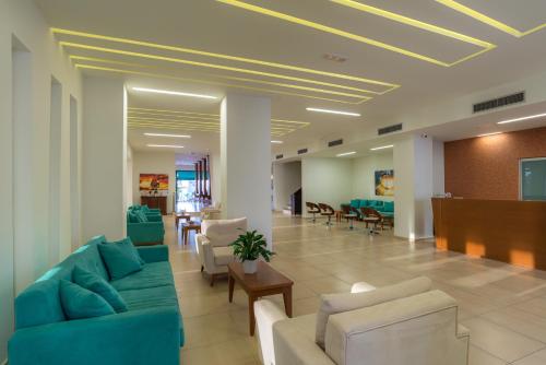 Creta Verano Hotel tesisinde bir oturma alanı