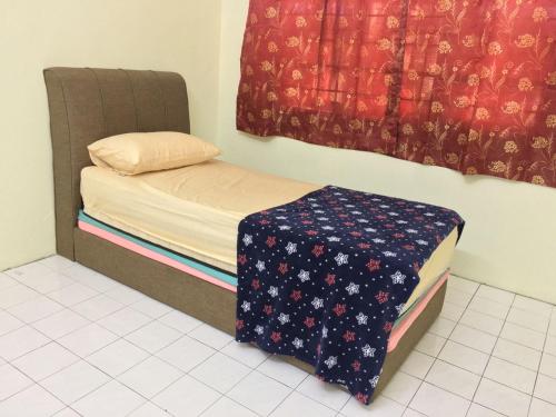 Una cama o camas en una habitación de Taiping Desa Jana Home Stay