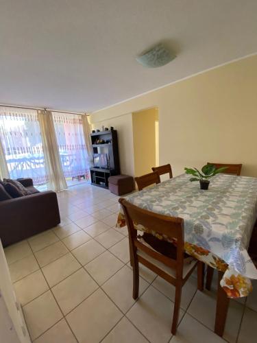 sala de estar con mesa y sofá en Departamento Mar, en La Serena