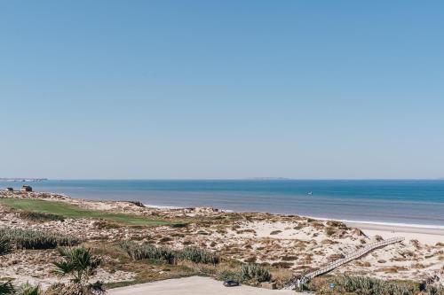 Blick auf den Strand und das Meer in der Unterkunft Beachfront Atlantic Sunset A07 in Óbidos