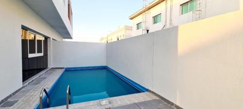 uma piscina no meio de um edifício em HAVANA HOLIDAY HOMES MIRDIF no Dubai