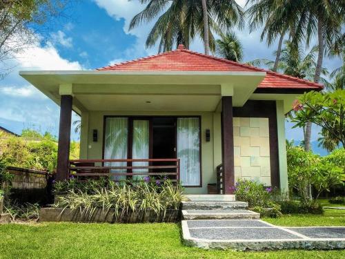 mały dom z czerwonym dachem w obiekcie mascot hotel senggigi w mieście Senggigi