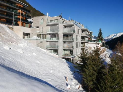 um grupo de pessoas a esquiar numa encosta coberta de neve em Residenz Schooren des Alpes - Apartment SET - TOP 10 em Kappl