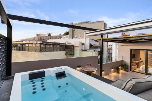 una vasca idromassaggio sul balcone di un edificio di ACRON suites & apartments ad Atene