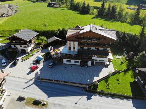 una vista aérea de una casa grande con patio en Hotel Schweizerhof, en Oberau