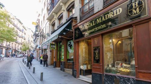 Tamu yang menginap di Hostal Madrid