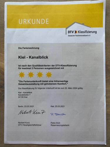 Un certificat, premiu, logo sau alt document afișat la Ferienwohnung Kiel - Kanalblick