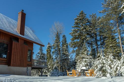 4-Bedroom Chalet Fraternite in Lac-Superieur Tremblant през зимата