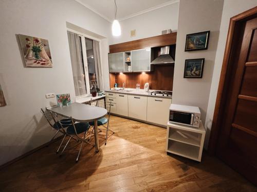 Kitchen o kitchenette sa Kyiv Gallery Apartment