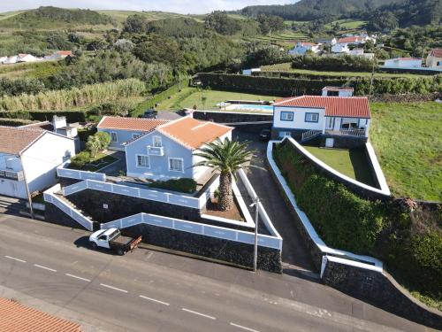 une vue aérienne sur une maison avec un palmier dans l'établissement Quinta Rico - House II, à Praia da Vitória