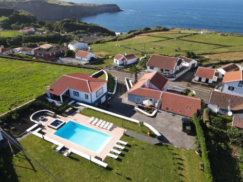 - une vue aérienne sur une maison avec une piscine dans l'établissement Quinta Rico - House II, à Praia da Vitória