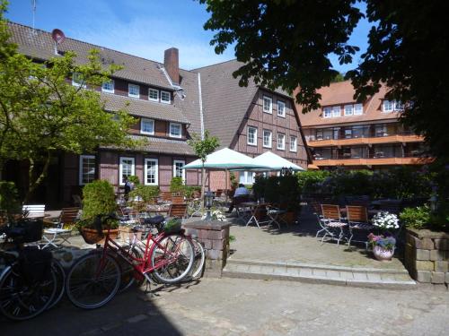 un groupe de vélos garés devant un bâtiment dans l'établissement Hotel Hof Sudermühlen, à Egestorf