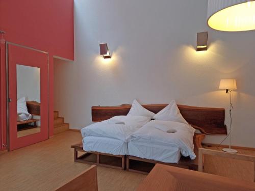 A bed or beds in a room at Darmstadt Loft