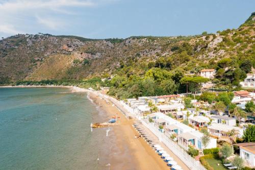 eine Luftansicht auf einen Strand in einem Resort in der Unterkunft Le Palme Village in Terracina