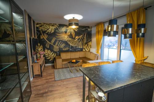 Virtuvė arba virtuvėlė apgyvendinimo įstaigoje Apartament w Cieplicach Gold