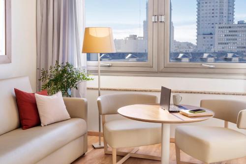 Гостиная зона в Melia Madrid Princesa