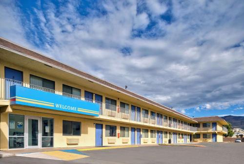 ein Gebäude mit einem Willkommensschild an der Seite in der Unterkunft Motel 6-Alamogordo, NM in Alamogordo