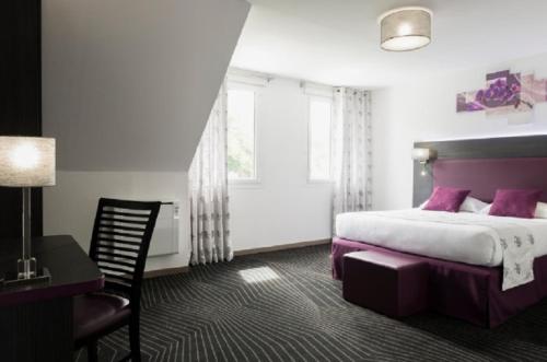 A bed or beds in a room at The Originals City Hôtel, Aéroport Beauvais