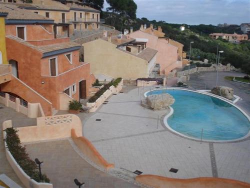 una grande piscina nel centro di una città di Attico Romantico vista mare alla Maddalena a La Maddalena