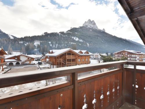 uma varanda com vista para uma montanha em Apartment Cincelli - Catinaccio by Interhome em Pozza di Fassa