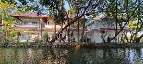 El edificio en el que está la habitación en casa particular