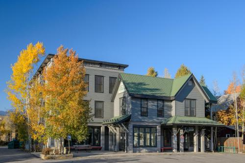 duży dom z zielonym dachem na ulicy w obiekcie Crested Butte Hostel w mieście Crested Butte