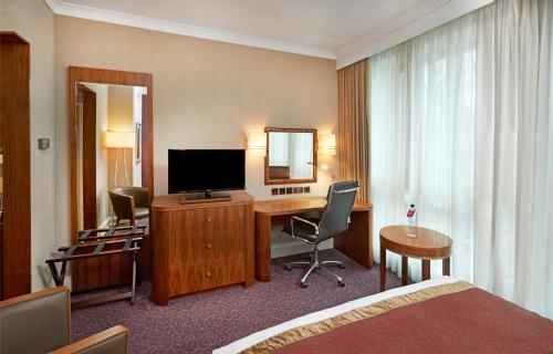 TV/trung tâm giải trí tại Crowne Plaza London Ealing, an IHG Hotel