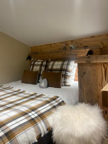 - une chambre avec un lit doté de draps et d'oreillers blancs dans l'établissement Hôtel Restaurant La Ferme de Cupelin, à Saint-Gervais-les-Bains