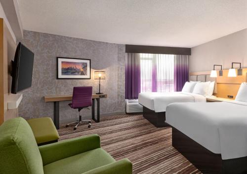 Кровать или кровати в номере Holiday Inn Philadelphia Arpt-Stadium Area, an IHG Hotel