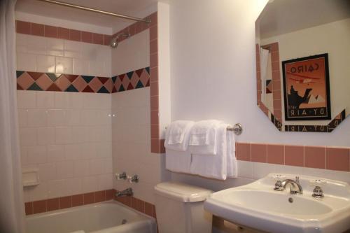 Bathroom sa Boulder Dam Hotel