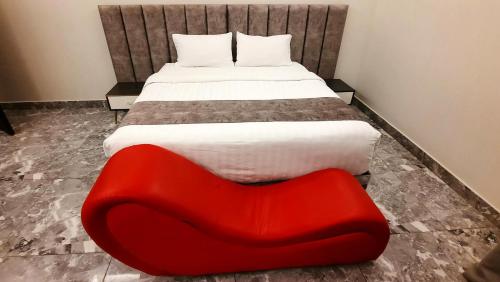 A bed or beds in a room at جولدن نيو جوان - Golden New Gewan Hotel