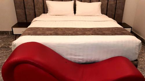 A bed or beds in a room at جولدن نيو جوان - Golden New Gewan Hotel