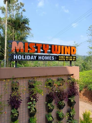 ein Schild für ein nebliges Ferienhaus in der Unterkunft Vythiri Misty Wind Holiday Homes in Vythiri