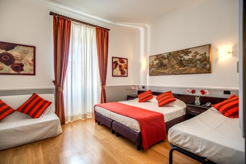 una camera d'albergo con due letti e una finestra di Hotel Everest Inn Rome a Roma