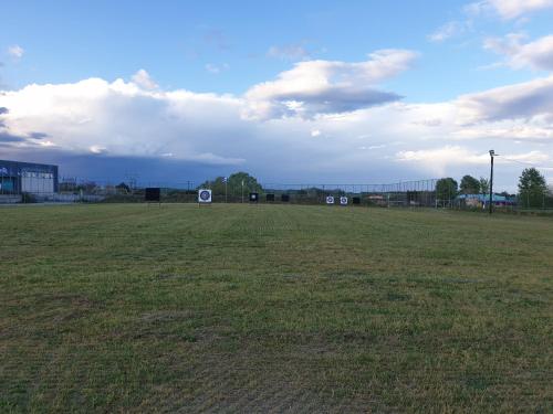 - un grand terrain avec un ballon de football dans l'établissement Harisis Apartments, à Olympiakí Aktí