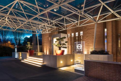 a lobby of a building at night with lights at GHV Hotel in Vicenza