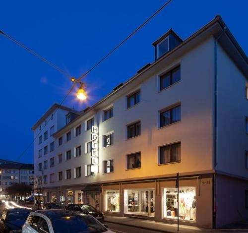 um edifício com um sinal na lateral em Hotel Gute Hoffnung Pforzheim em Pforzheim