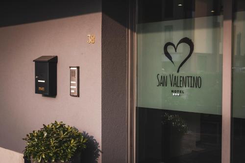 Vottorð, verðlaun, skilti eða annað skjal til sýnis á San Valentino Hotel