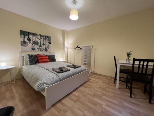 - une chambre avec un lit, une table et un bureau dans l'établissement city rooms luxembourg, à Luxembourg