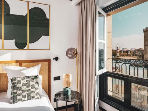 En eller flere senger på et rom på Maisons du Monde Hôtel & Suites - La Rochelle Vieux Port