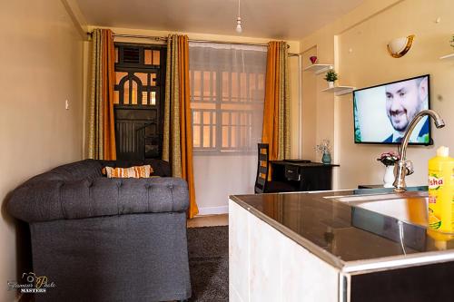 Una televisión o centro de entretenimiento en STYLISH 1BR APARTMENT IN KISUMU: FAST WI-FI, NETFLIX, SECURE PARKING