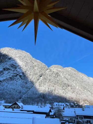 Elle offre une vue sur une montagne enneigée. dans l'établissement Appartement Emilia, à Hallstatt