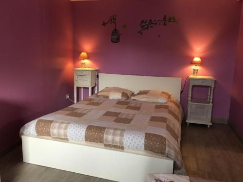 um quarto com uma cama com paredes roxas e duas mesas em Gîte cosy à Ville-au-Val, proche Nancy et Metz, randonnées, 1 chambre, parking et terrain privé. - FR-1-584-111 em Ville-au-Val