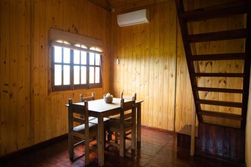 uma sala de jantar com uma mesa e cadeiras e uma janela em Centro Los Alamos em Maldonado