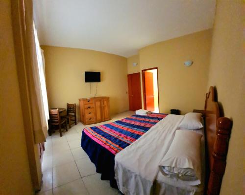 1 dormitorio con 1 cama y TV en Hotel Centro Historico, en Puebla