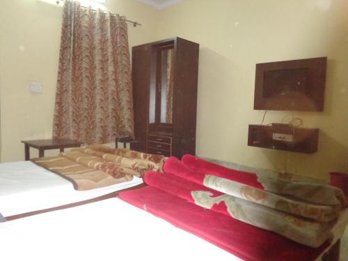 A bed or beds in a room at Hotel Maharana Palace