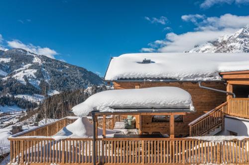 上柯尼希山麓米尔巴赫Das Chalet.的小木屋,屋顶上积雪