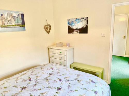 Ліжко або ліжка в номері Cosy 2 bed cottage next to Fota Wildlife Park